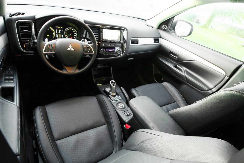 Mitsubishi Outlander PHEV interieur (2014)