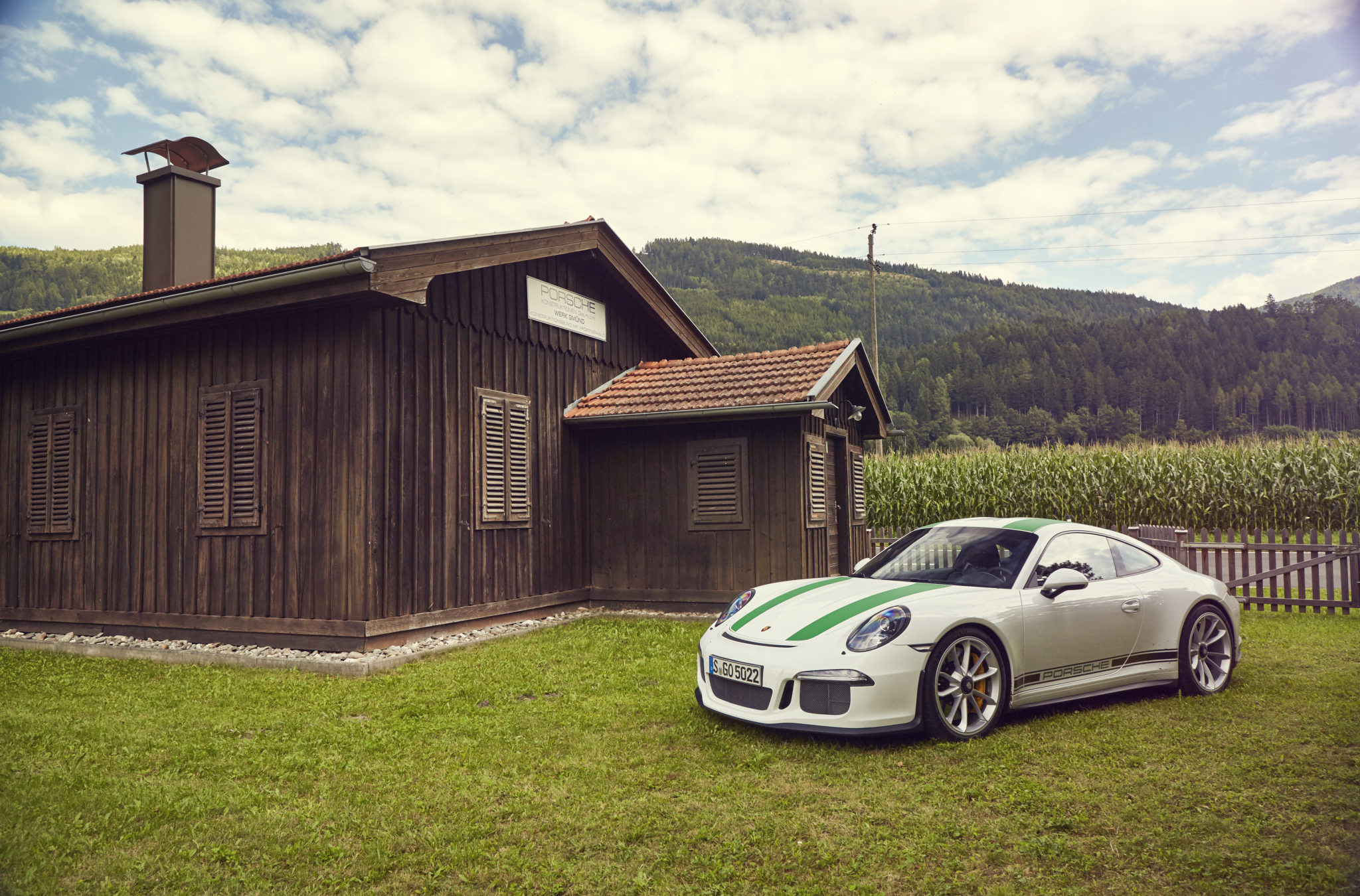 Porsche 911 R vs Honda NSX