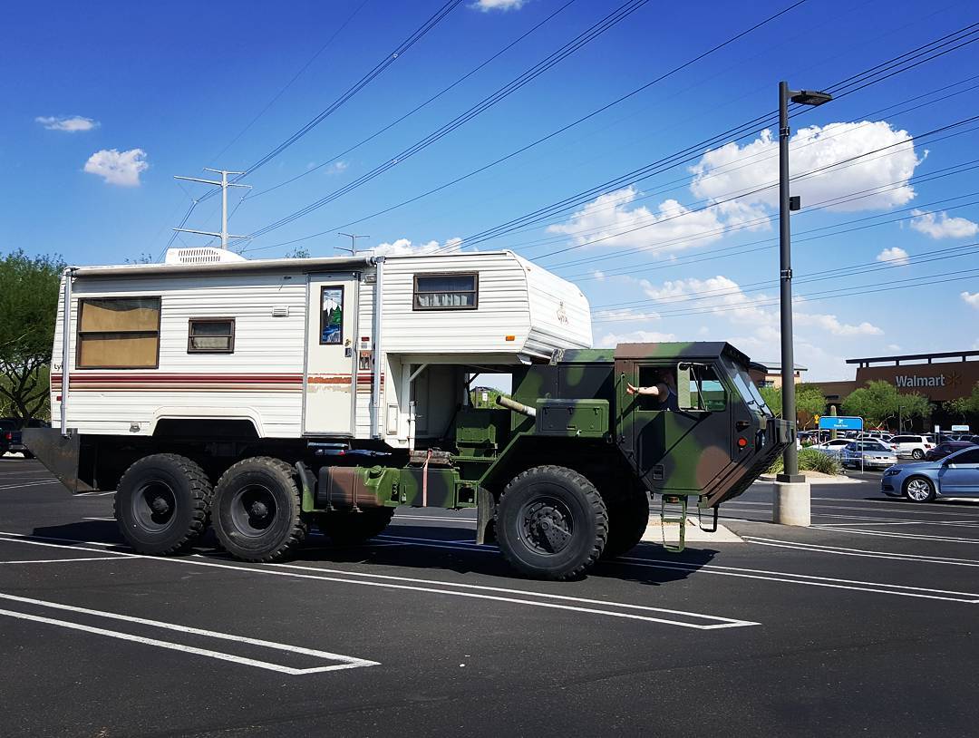 Legertruck als camper dragon wagon