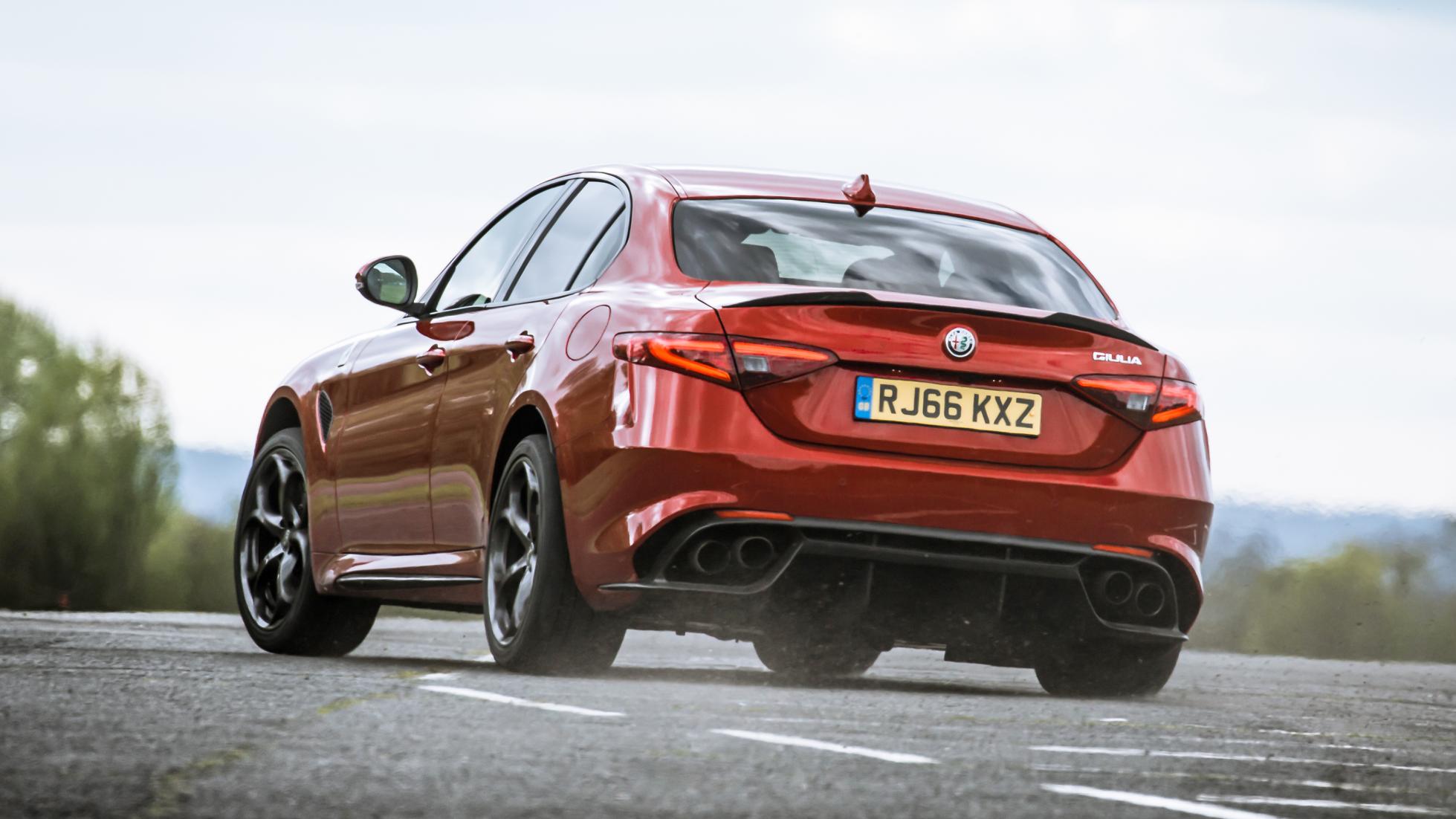 Alfa Romeo Giulia Quadrifoglio vs BMW M4 Competition Pack