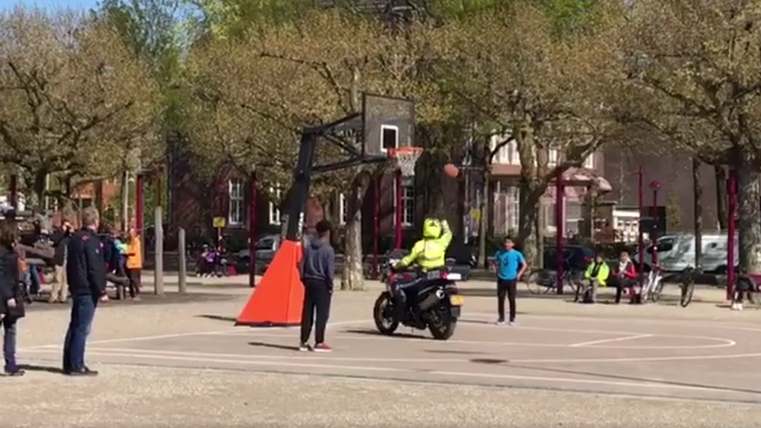 Basketballen met een motoragent
