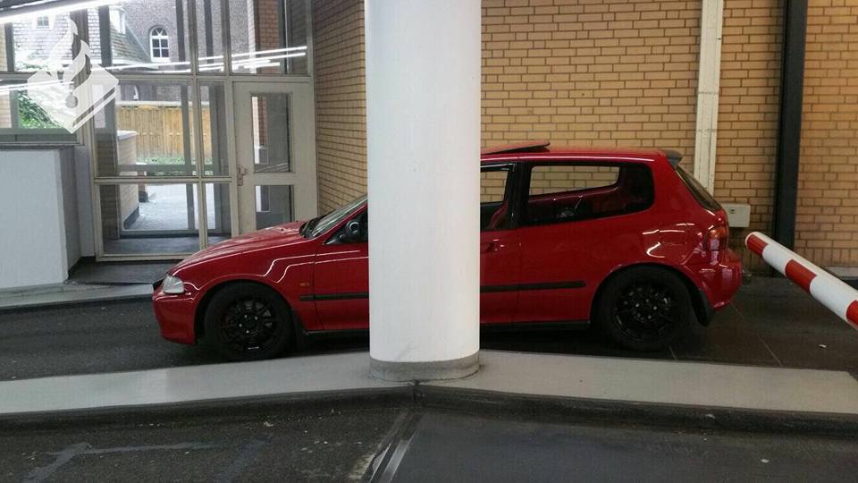 Belg rijdt verlaagde Civic vast