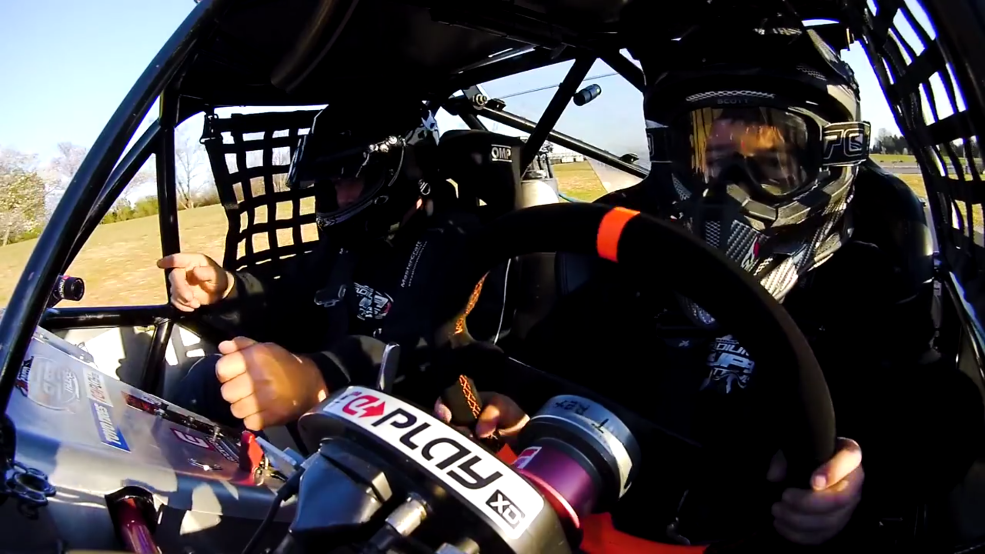 8-jarige Max achter het stuur van een Stadium Super Truck