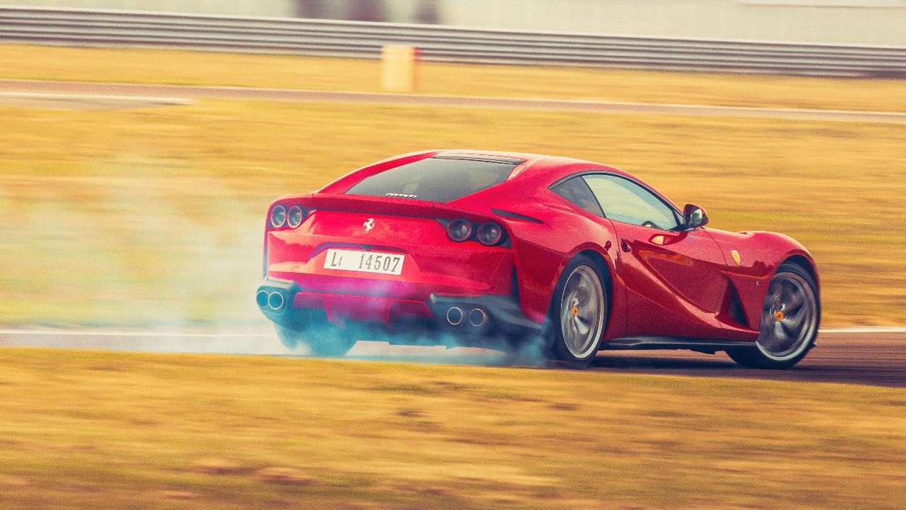 Chris Harris rijdt de Ferrari 812 Superfast