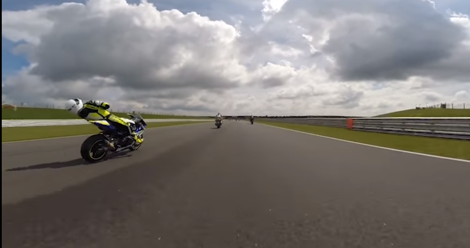 Wat is deze motorrijder aan het doen?