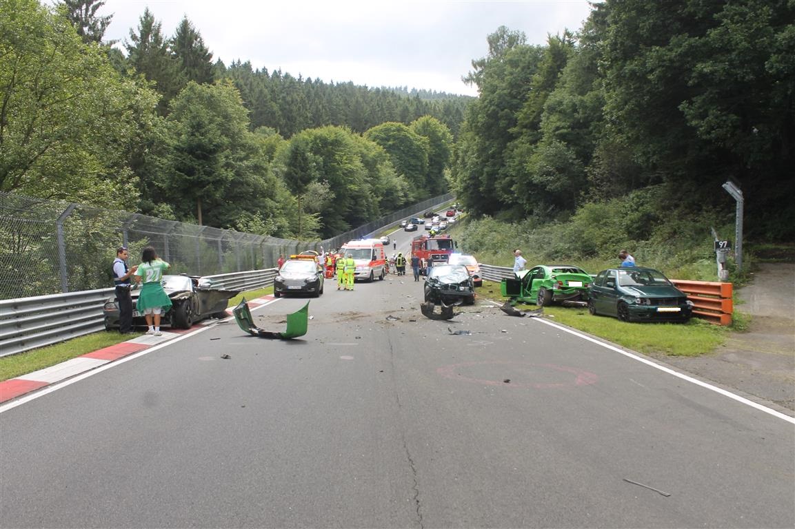 Enorme Ravage op Nürburgring met 10 auto's