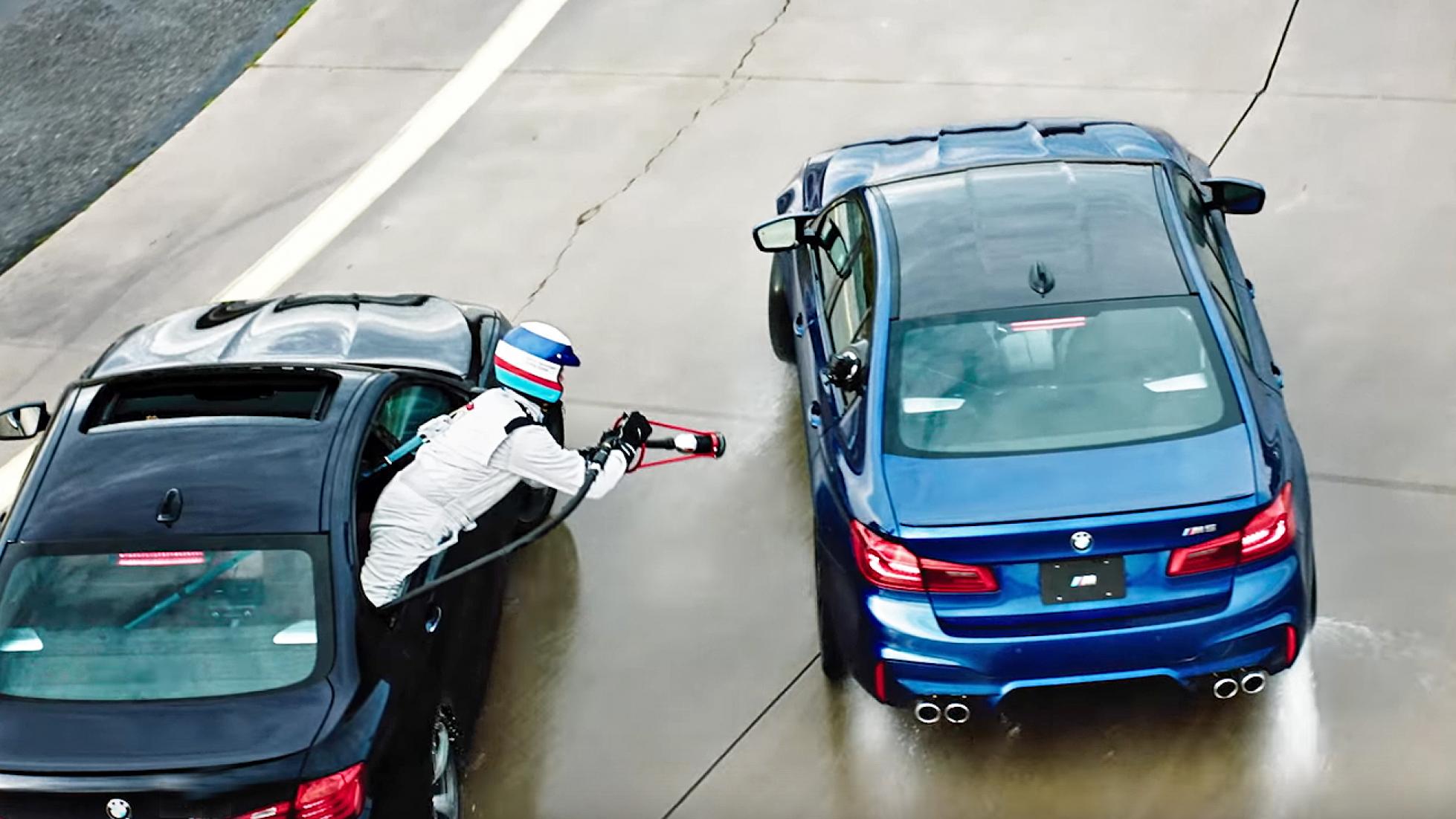 BMW M5 tanken tijdens het driften