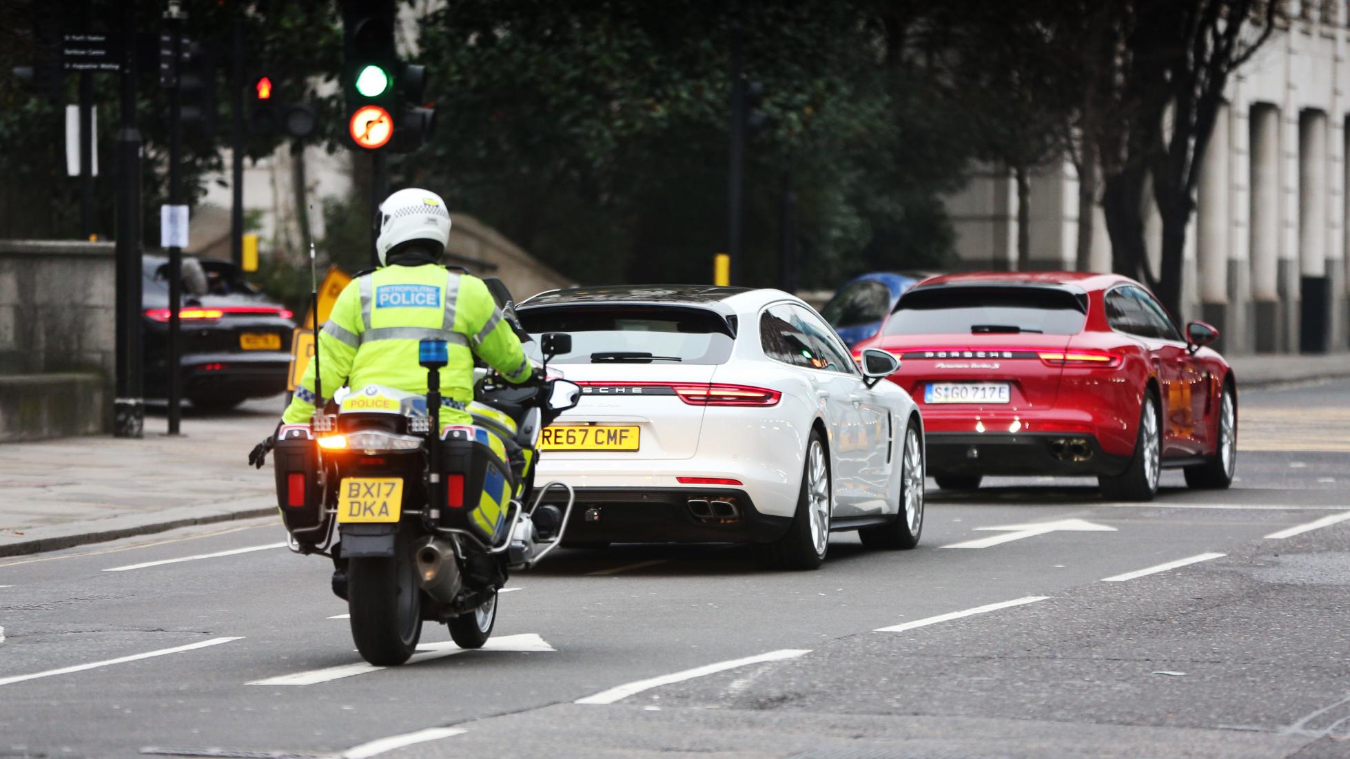 Porsche Panamera's met 10 miljoen euro aan goud door Londen