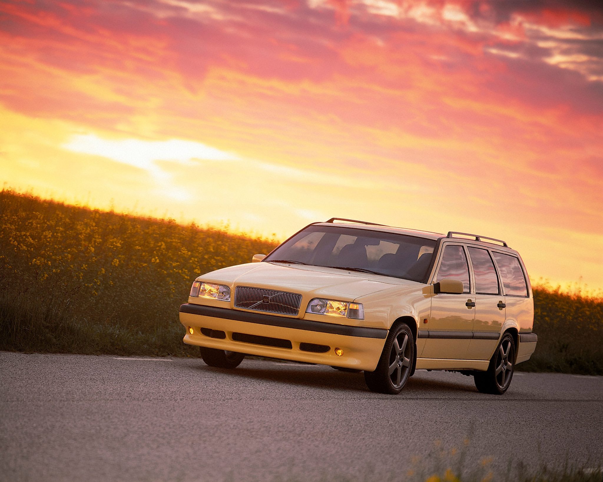 Volvo 850 T5R Cream Yellow
