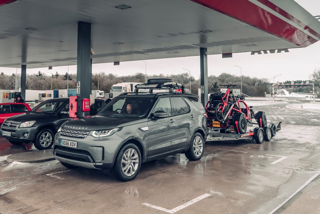 Land Rover Discovery en Ariel Nomad (2018)