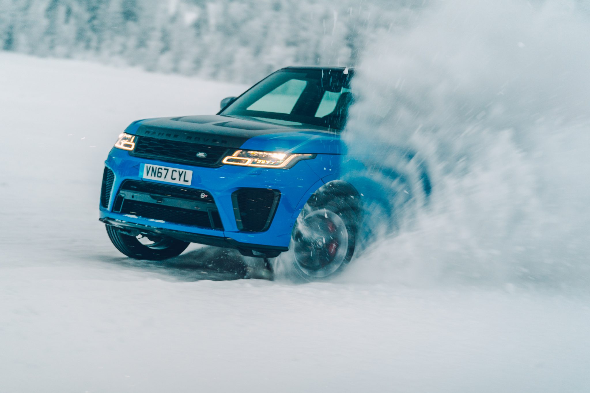 Range Rover Sport SVR vs Suzuki Ignis