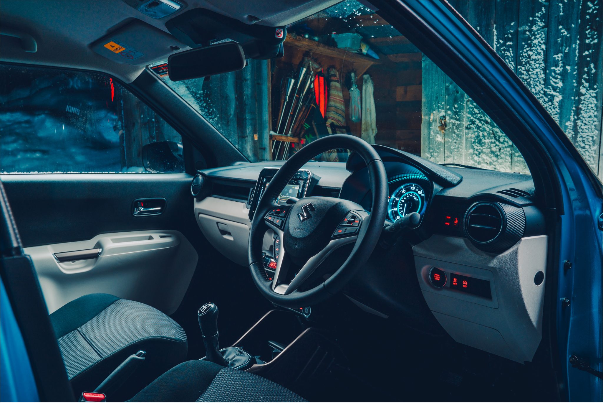 Range Rover Sport SVR vs Suzuki Ignis