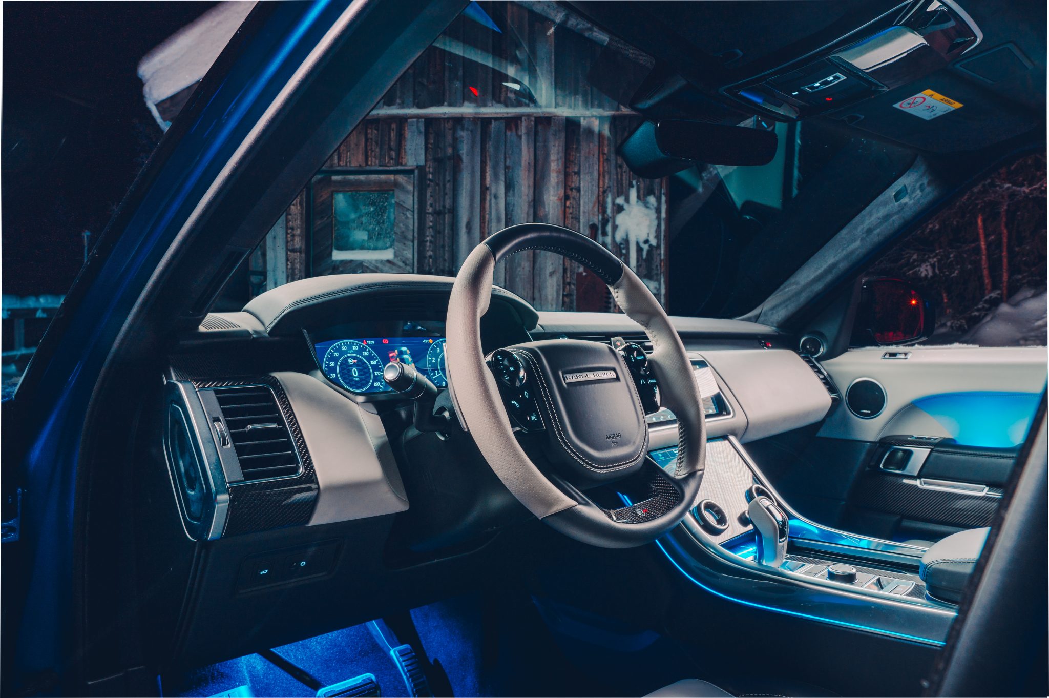 Range Rover Sport SVR vs Suzuki Ignis