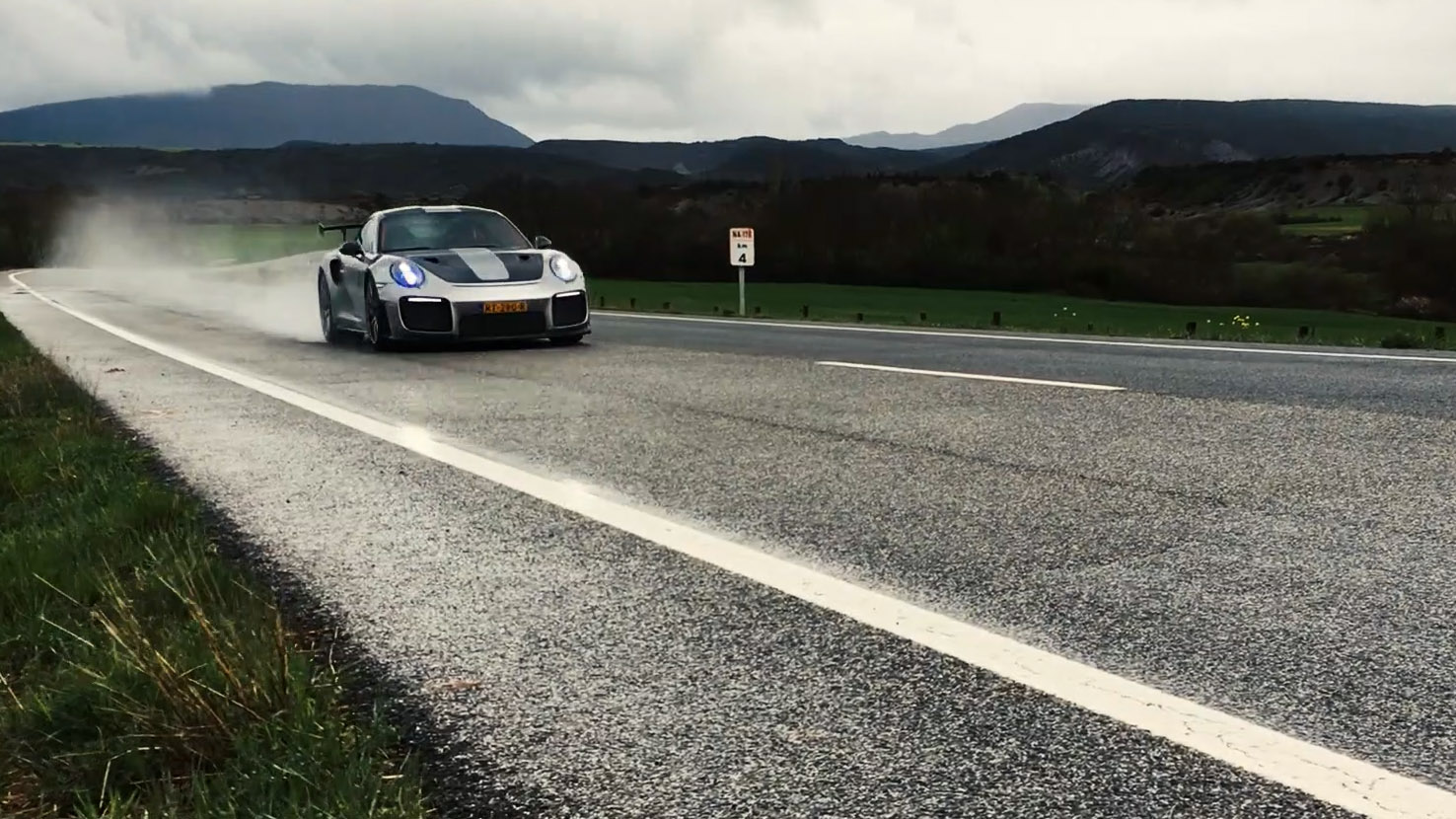Porsche 911 GT2 RS in de regen