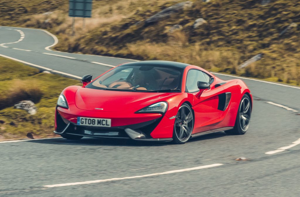 McLaren 570GT rijdend voorkant