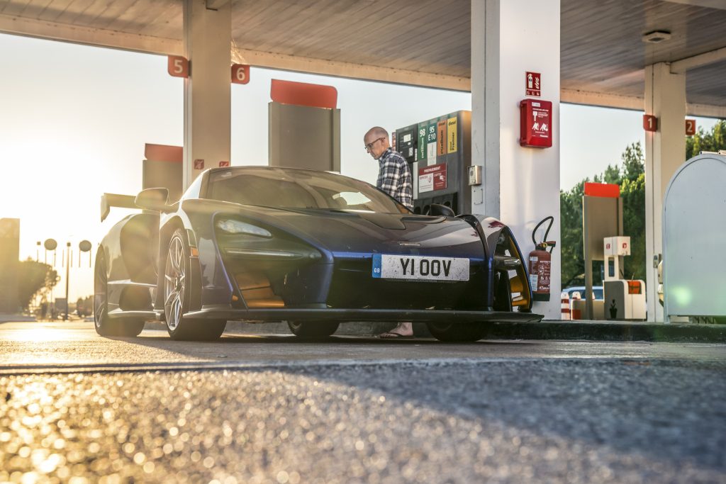 McLaren Senna tankstation tanken bij de snelwegpomp