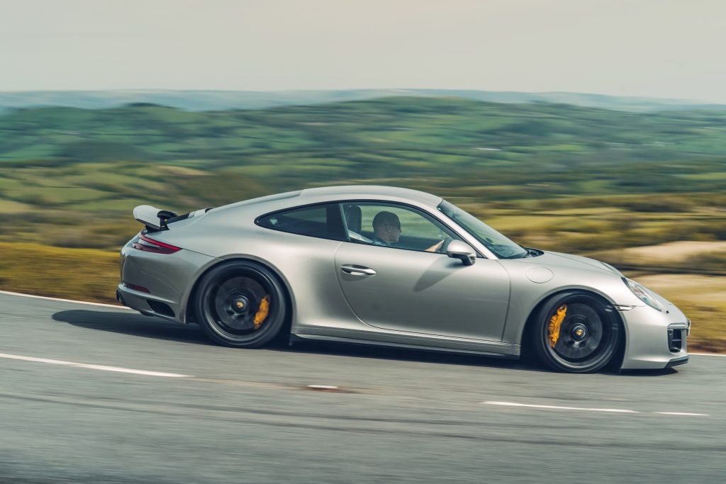 Porsche 911 Carrera 4 GTS rijdend zijkant