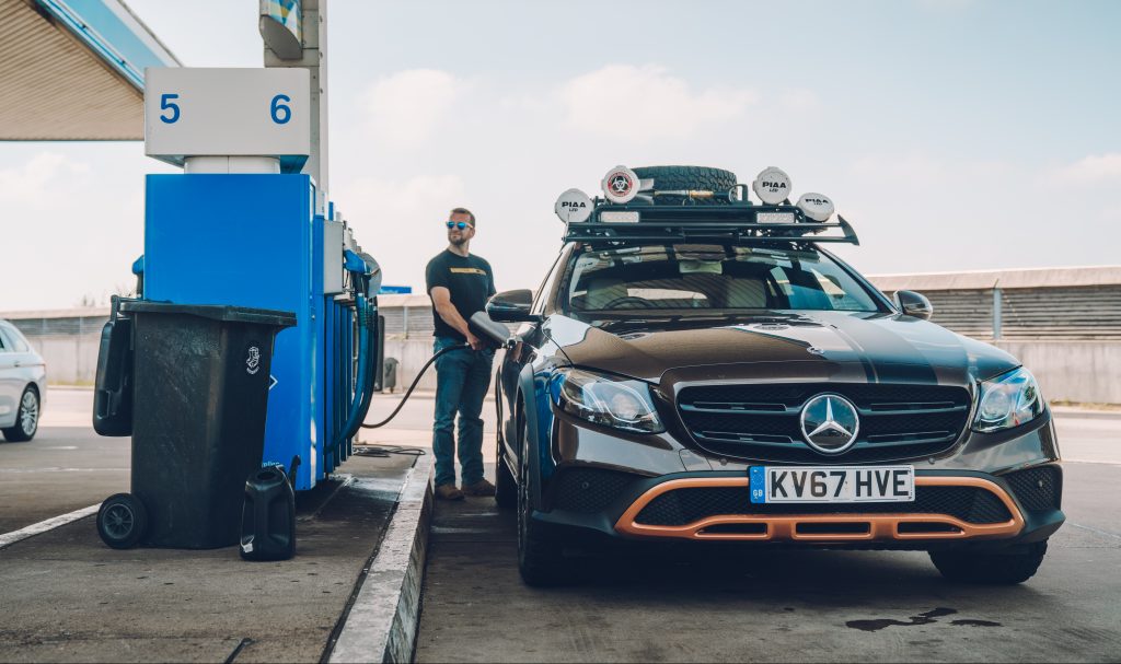 Benzine in Duitsland niet meer goedkoper Mercedes E-AT tanken