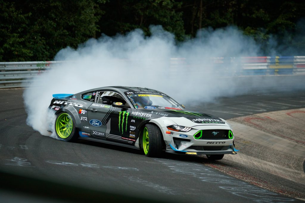 Ford Mustang drift gehele nurburgring rond