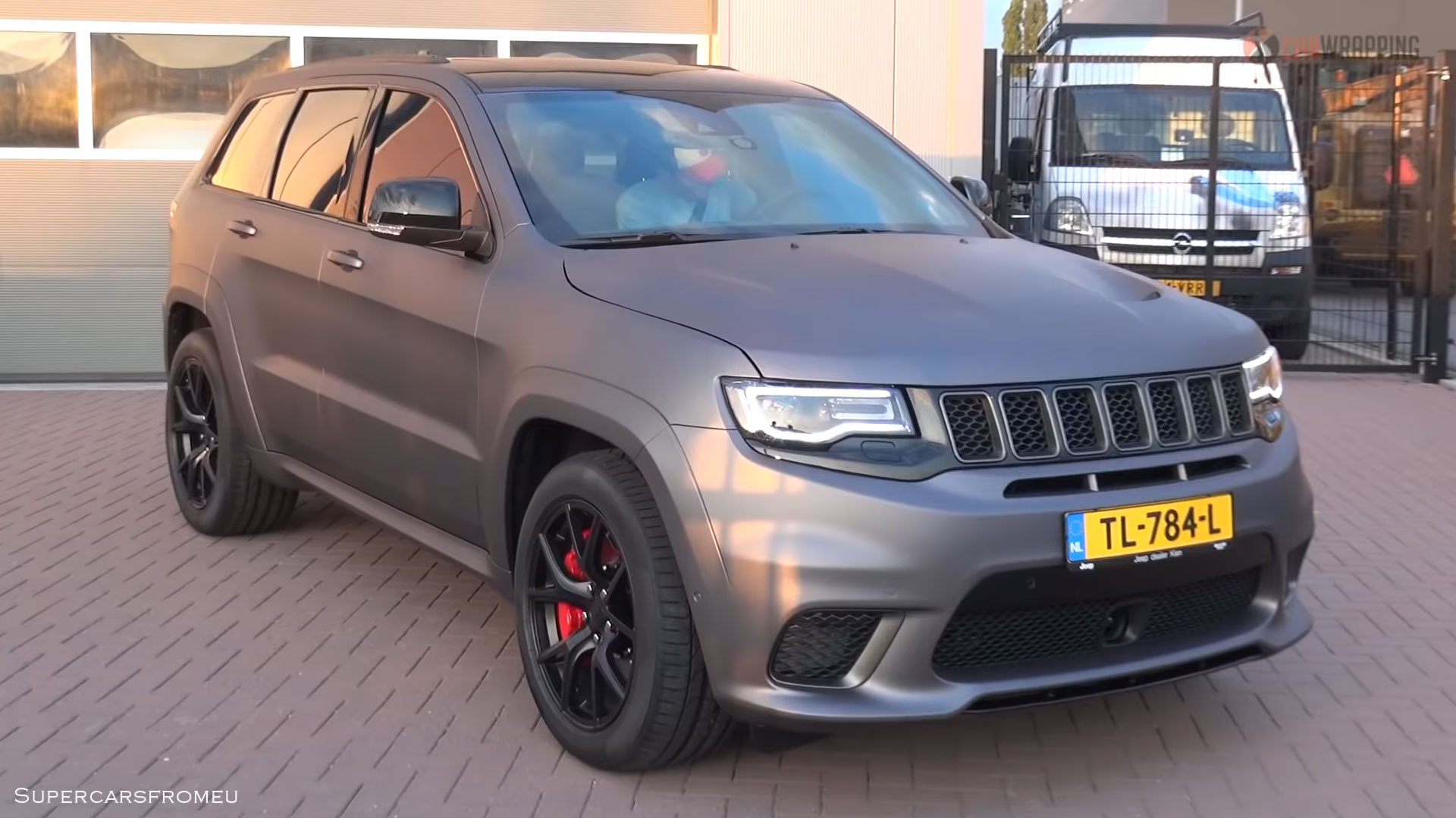 Enzo Knol laat Jeep Trackhawk wrappen