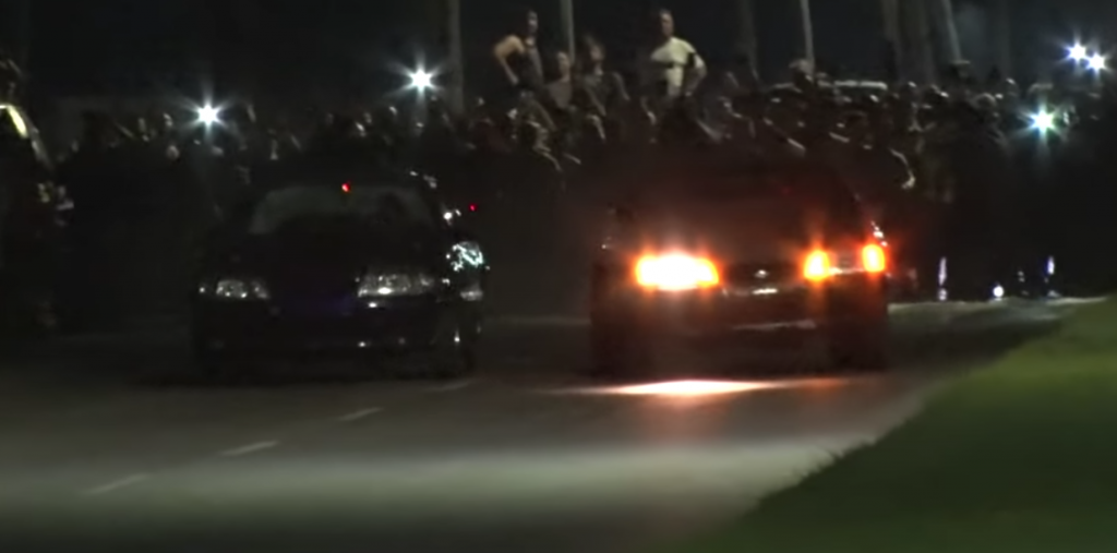 Ford Mustang doormidden gezaagd