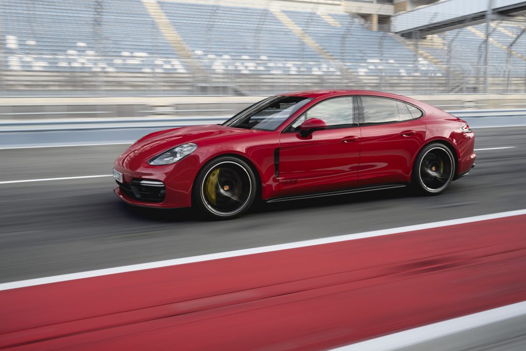 Porsche Panamera GTS rood