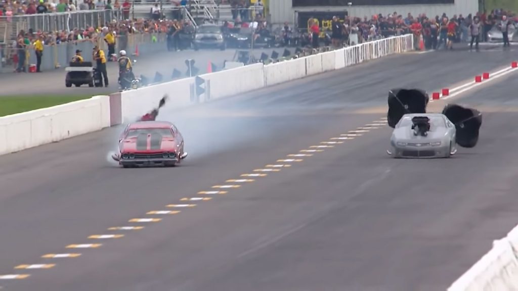 Parachute van dragracer ontvouwt niet