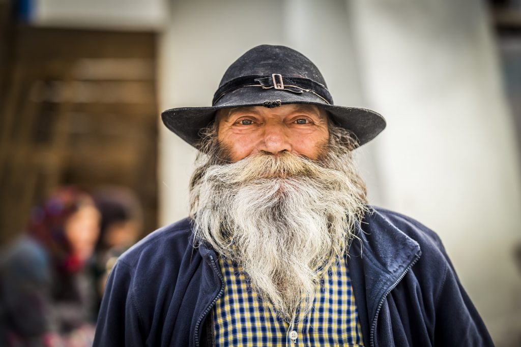 Man met baard en hoed