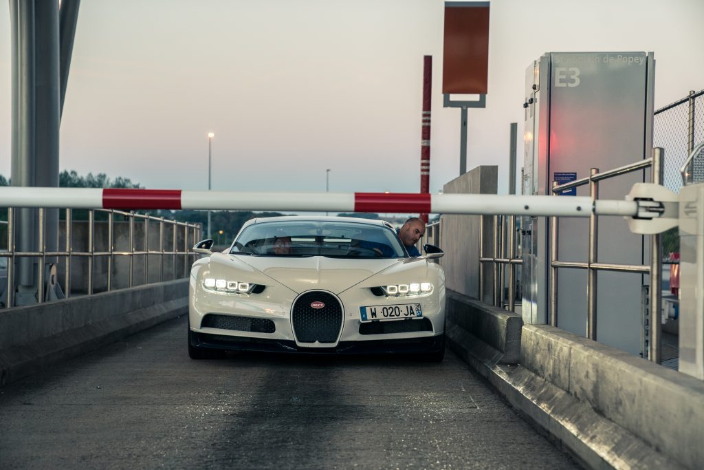 Bugatti Chiron bij tolpoortje (en slagboom) in Frankrijk
