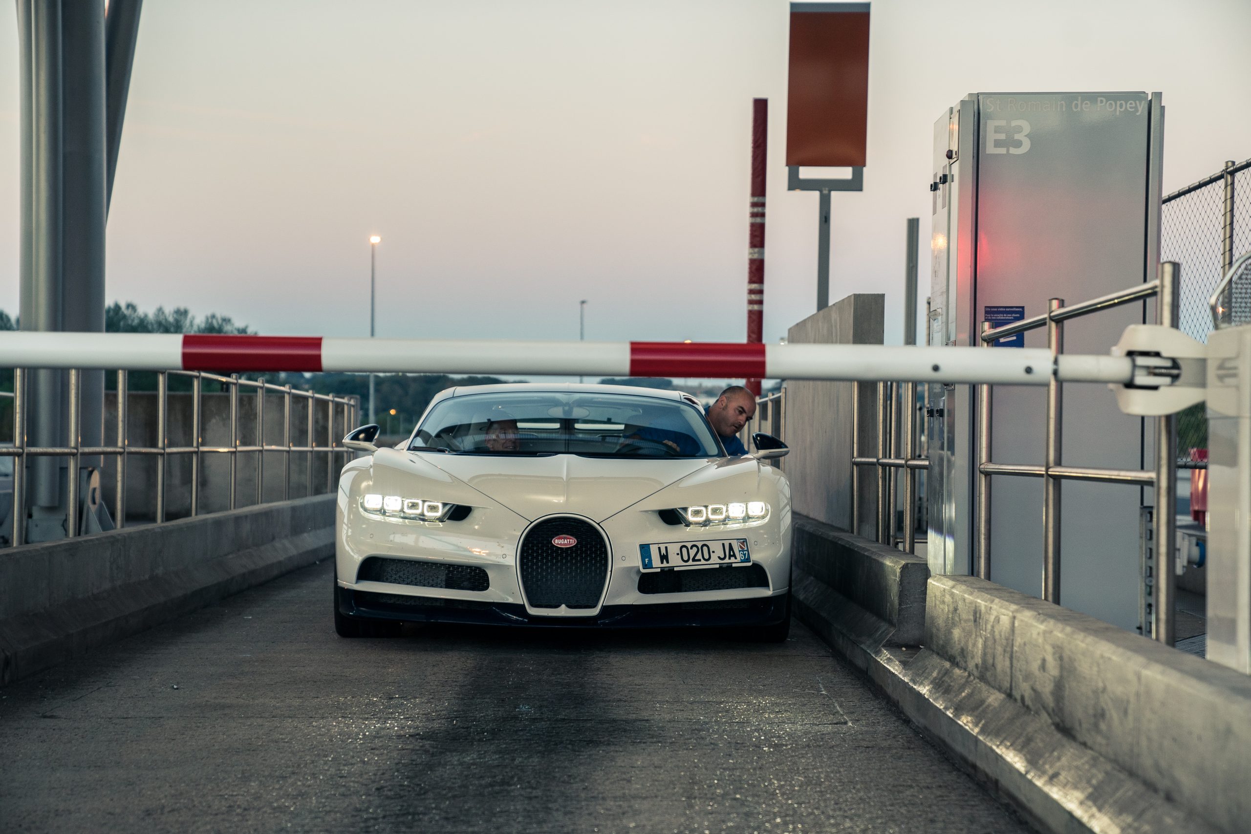 Bugatti Chiron bij tolpoortje (en slagboom) in Frankrijk