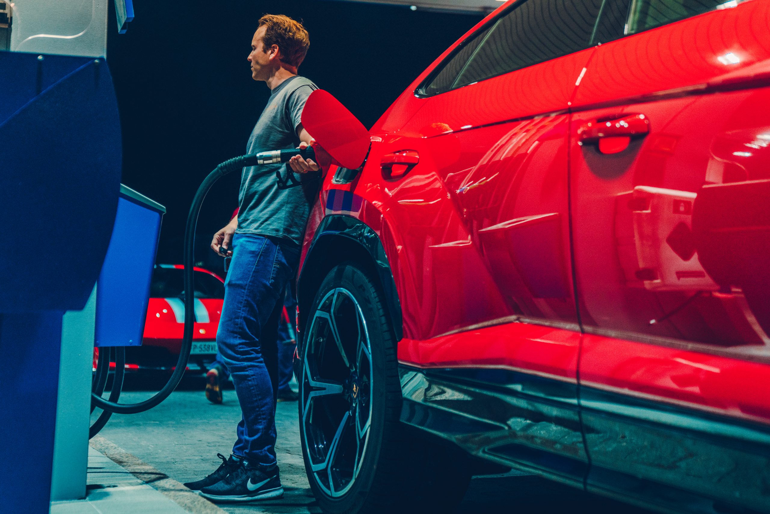 Lamborghini Urus tankstation benzine