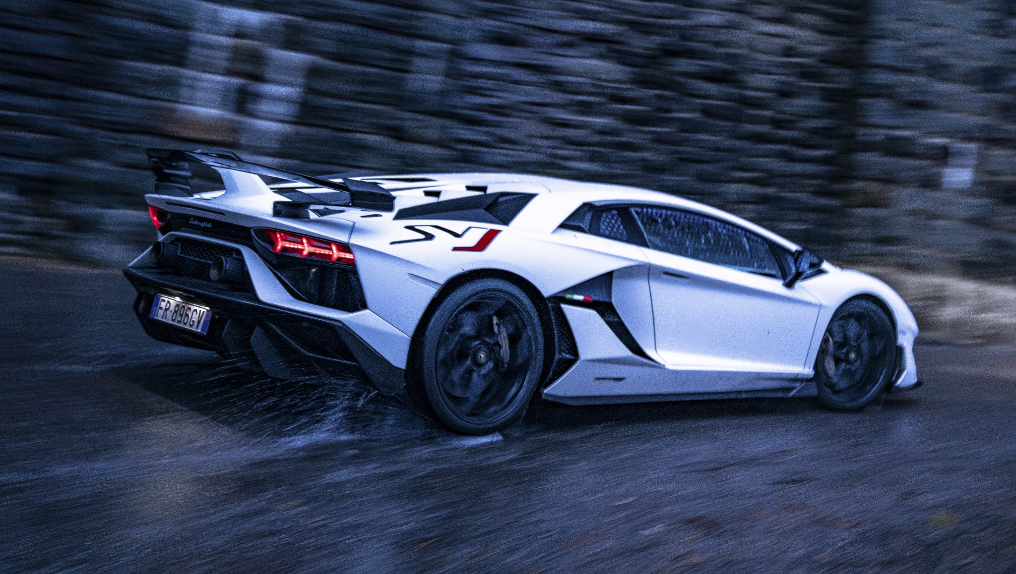 Witte Lamborghini Aventador SVJ