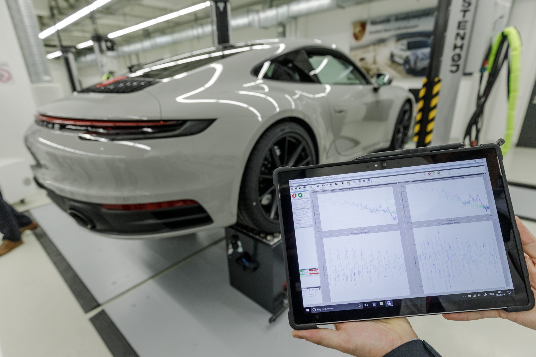 Porsche 911 992 tablet