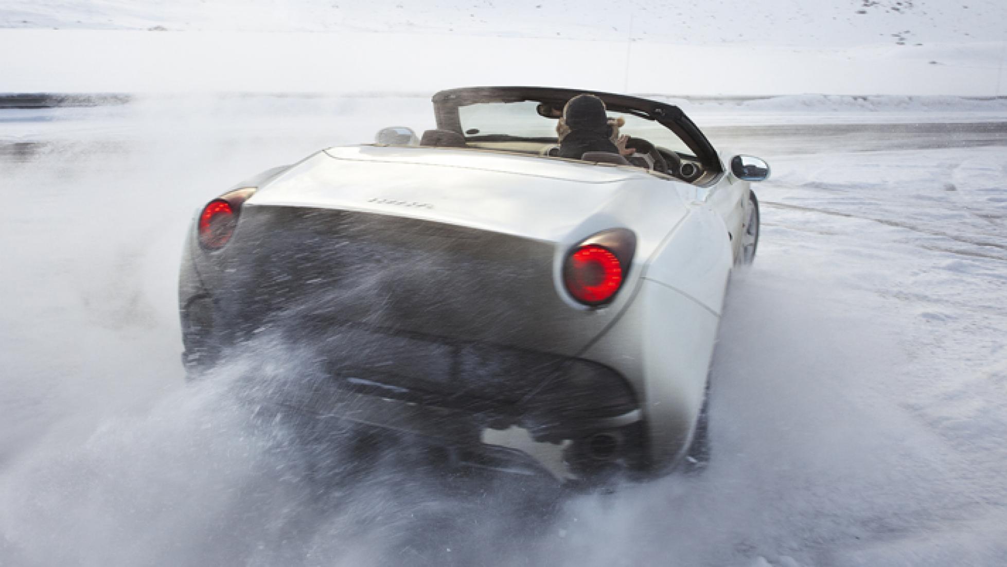 Ferrari California in de sneeuw