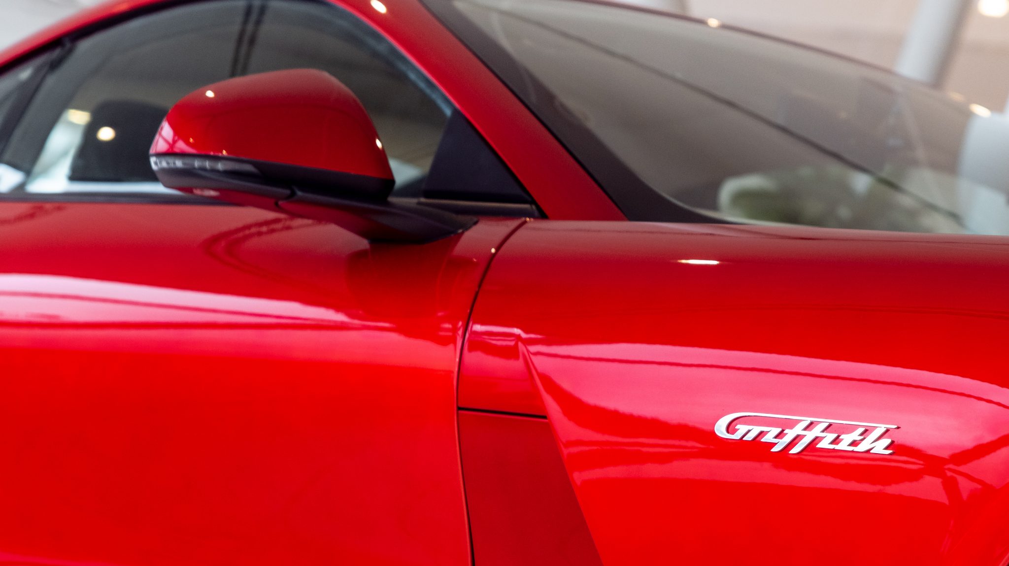 De buitenspiegels van de TVR Griffith