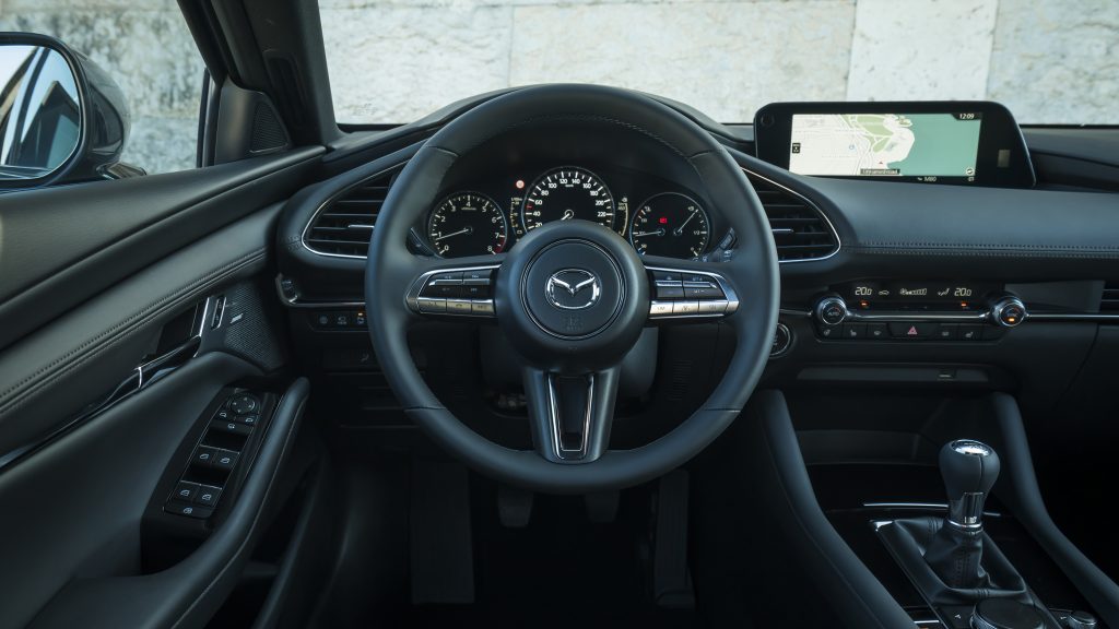 Mazda-3-2.0-skyactiv-g-122-6mt-hatchback-interieur-dashboard-e1557827347530-1024x576.jpg