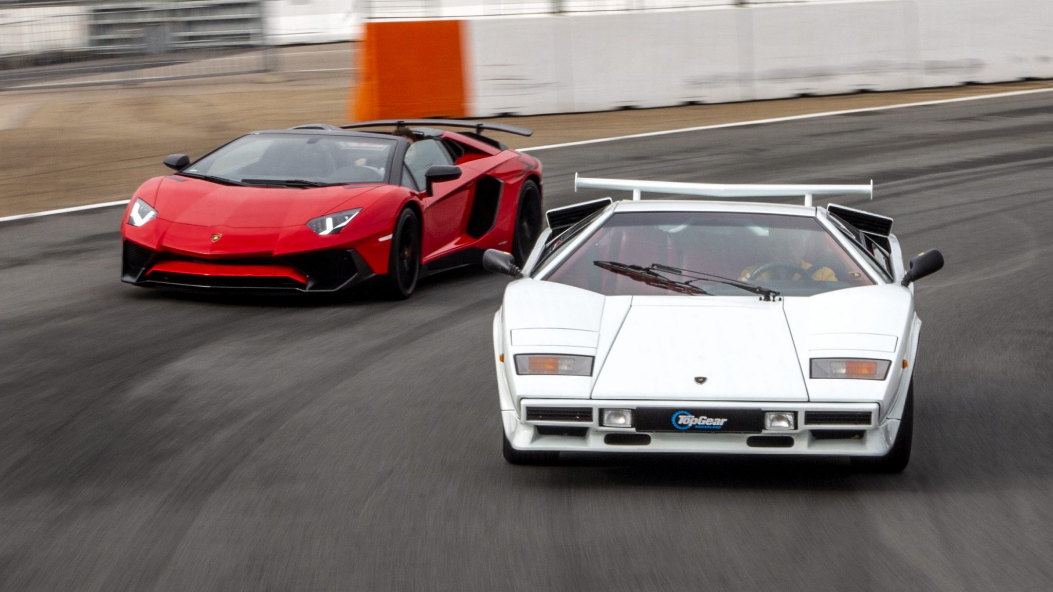 Lamborghini Aventador SV Roadster vs Lamborghini Countach 5000 QV