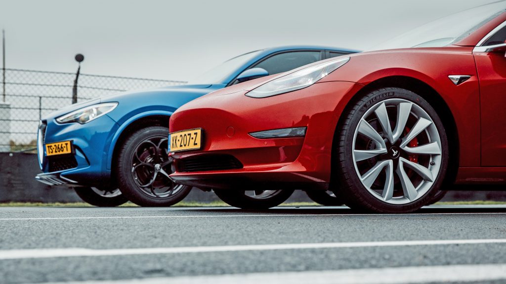 Alfa Romeo Stelvio Quadrifoglio vs Tesla Model 3 Performance