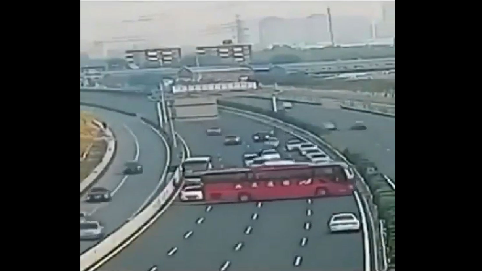 Bus maakt u-bocht op de snelweg