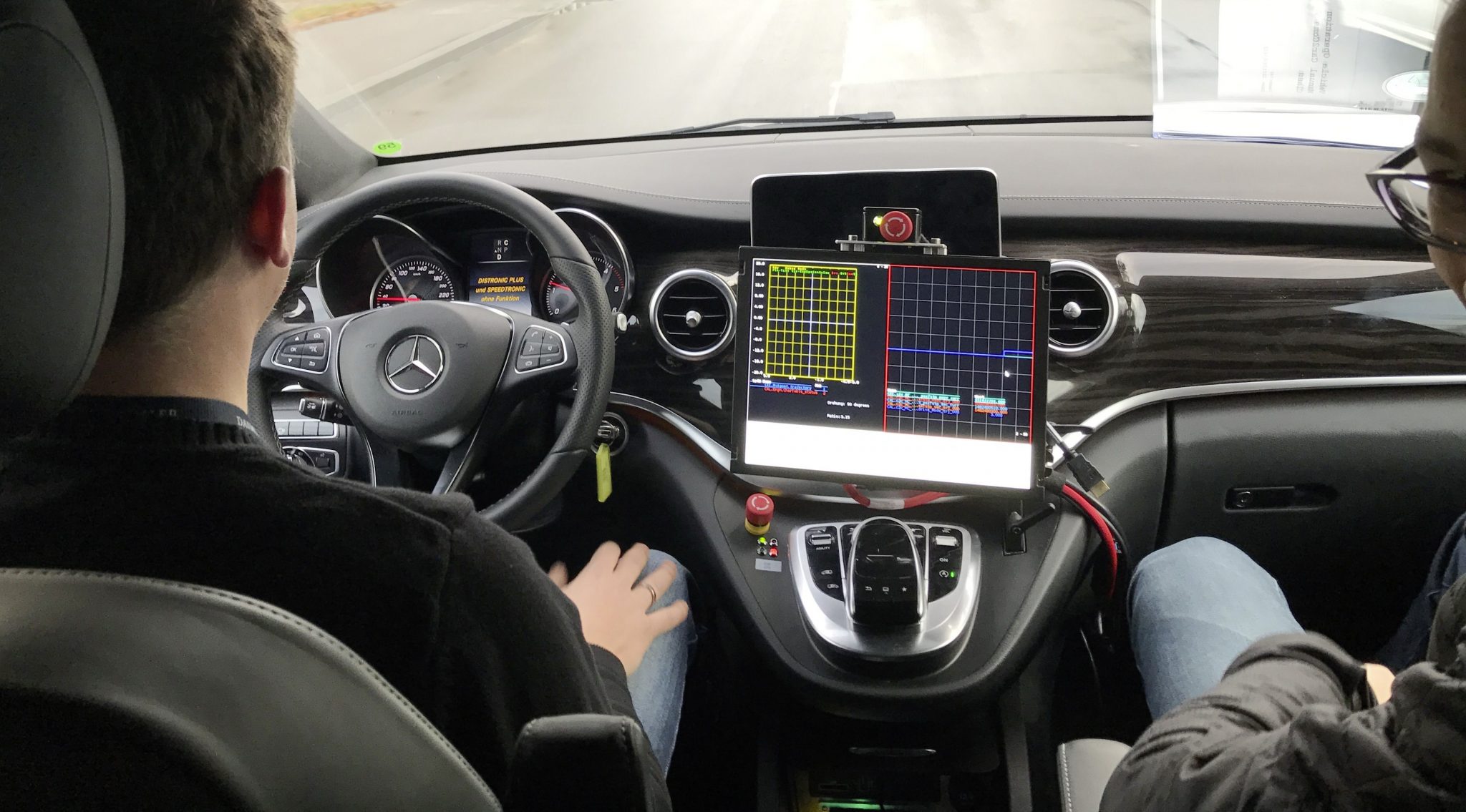 Autonoom rijden gaat niet gebeuren - Mercedes S-klasse zonder handen interieur dashboard