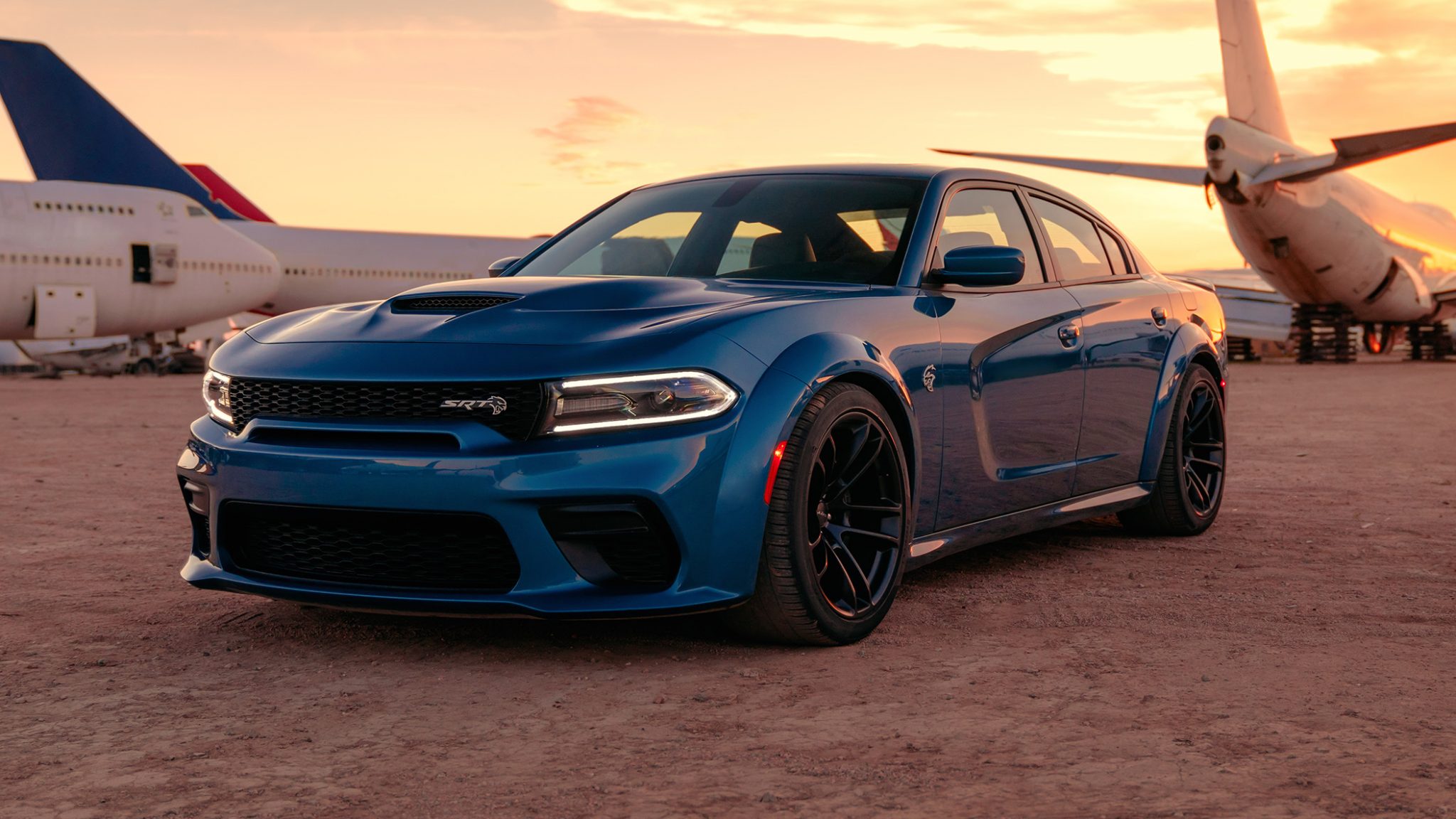Dodge Charger Hellcat widebody bij vliegtuigen in woestijn