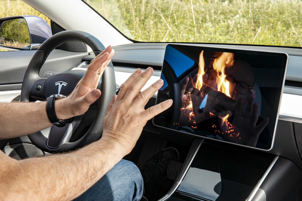 Tesla Model 3 tablet scherm open haard opwarmen