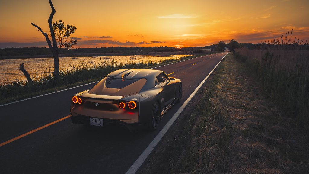 Nissan GT-R50 achter zonsondergang