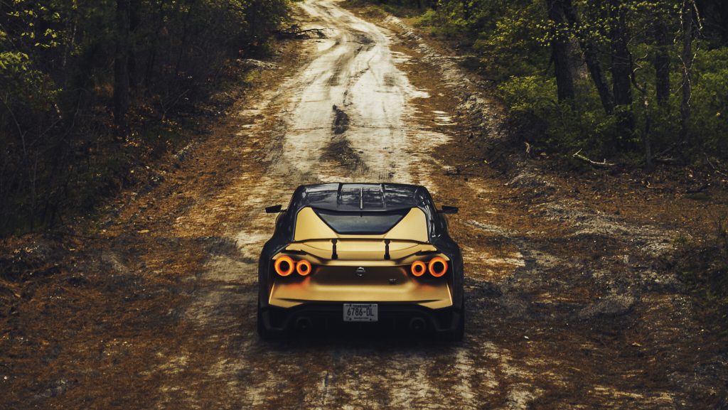 NIssan GT-R50 achterkant in het bos