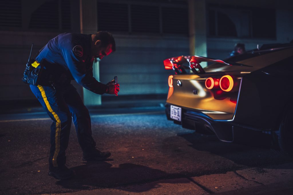 Nissan GT-R50 politieman maakt foto van achterlichten