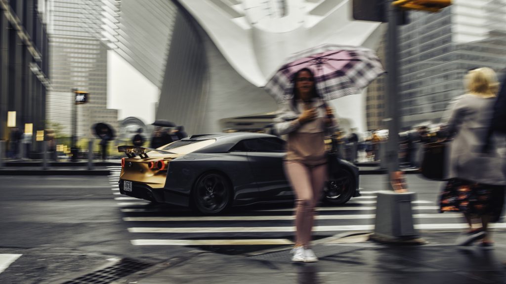Nissan GT-R50 rijdend in New York rechterzijkant