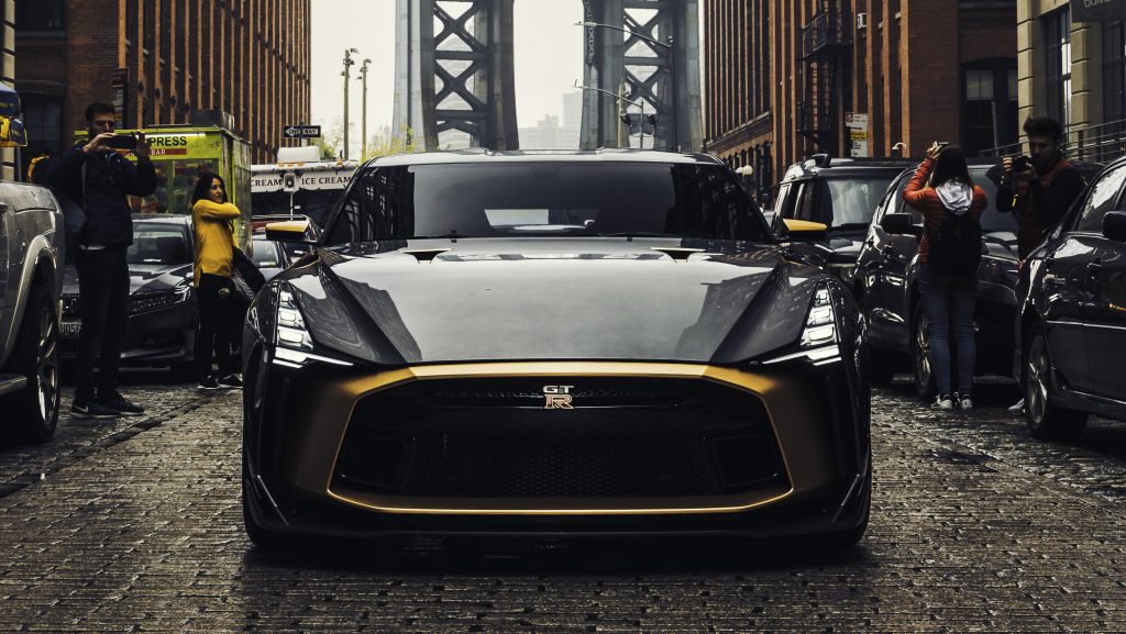 Nissan GT-R50 voorkant in straatje in New York