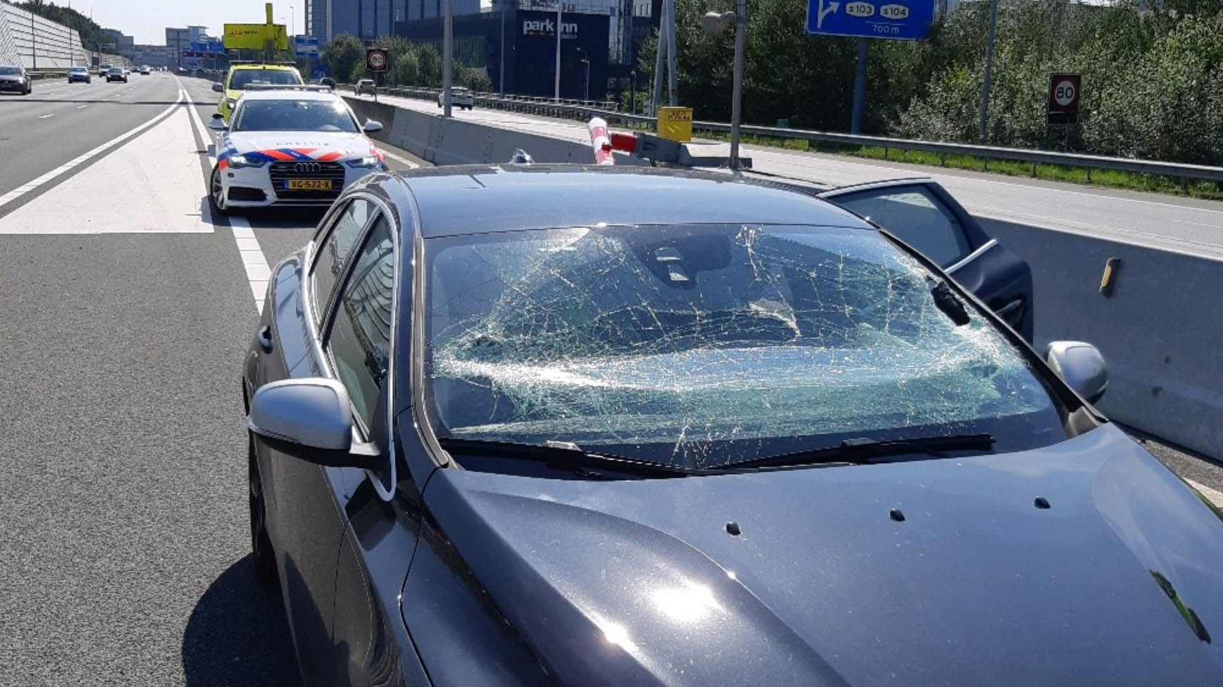 Volvo-rijder ramt slagboom vanwege navigatie crash voorruit slagboom