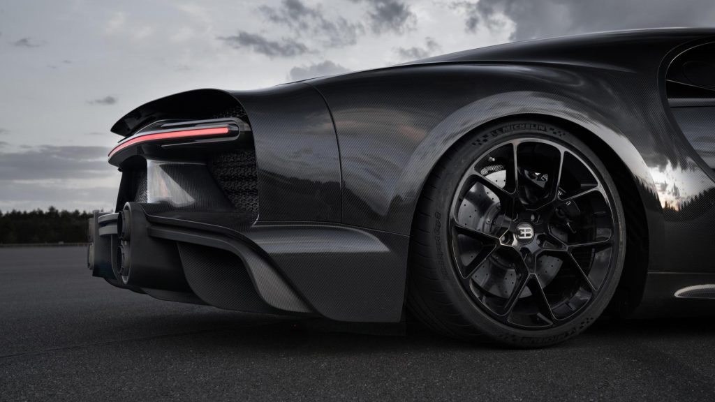 Bugatti Chiron achter/zij