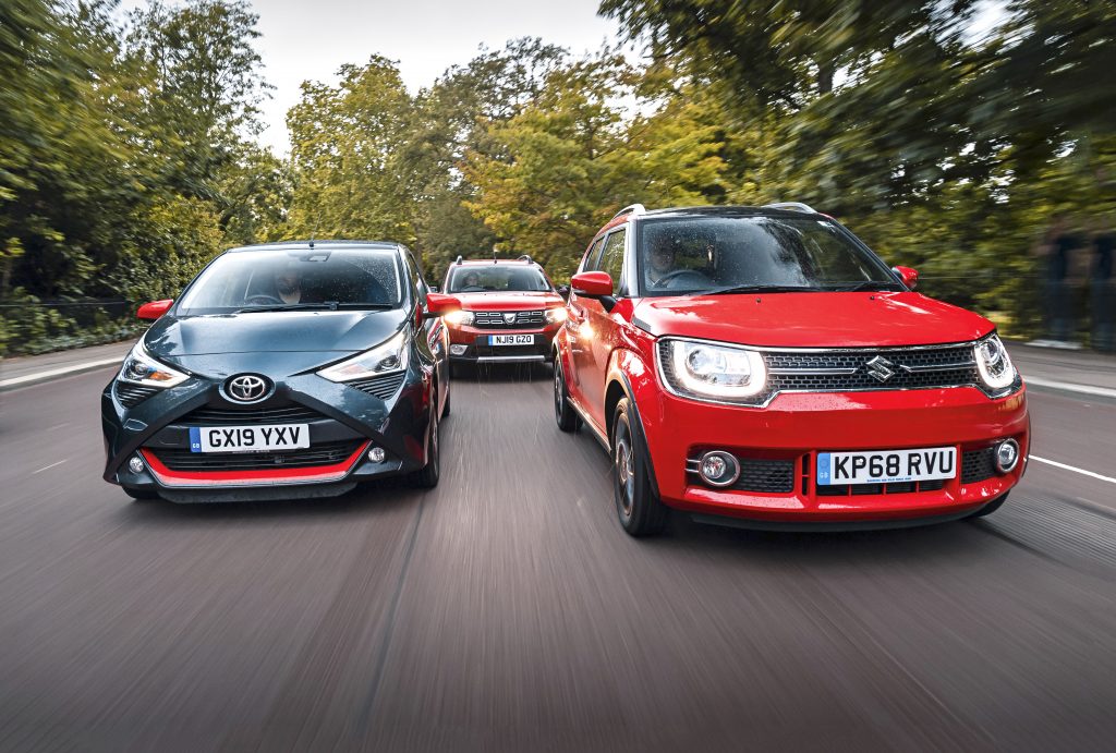 Toyota Aygo vs Dacia Sandero vs Suzuki Ignis rijdend voor